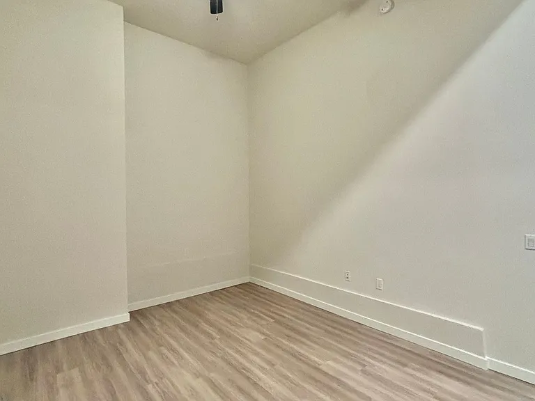 Vibrant Studio Apartment - Belmont St — Photo 21