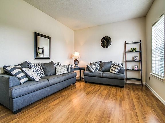 5th image of 1214 Woodcrest Dr