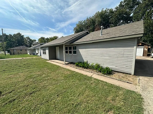 3 bed, 999 sqft, $1,350 — Photo 1