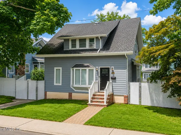 2120 Clove Rd, Staten Island, NY 10305