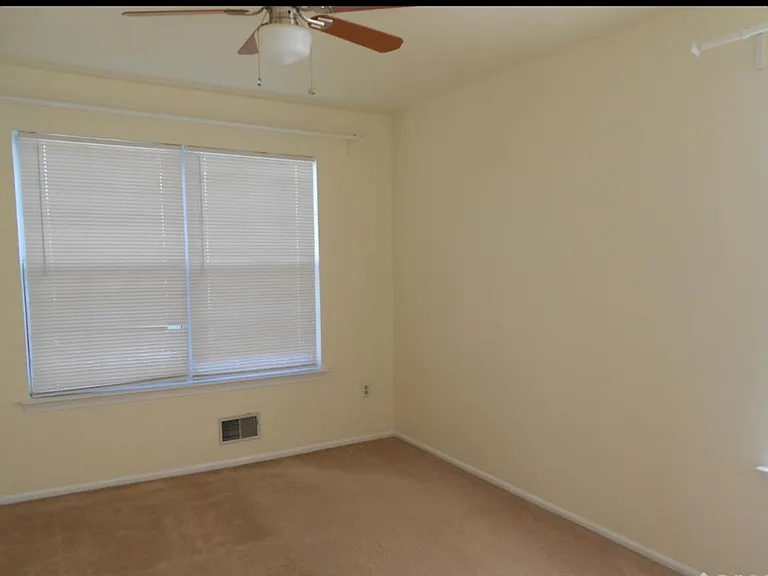 617 Hampshire Dr — Photo 4