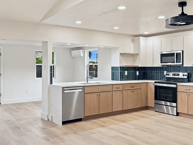 2733 Teakwood Dr — Photo 7