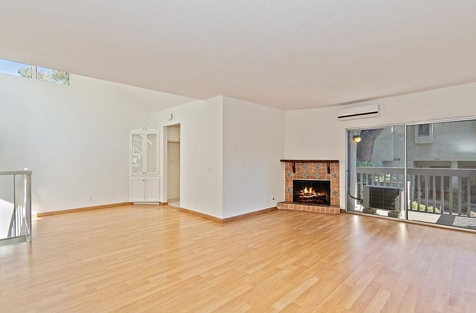 Livingroom/Dining Room/Balcony