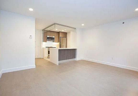 4th image of 311 W 50th St APT 5N