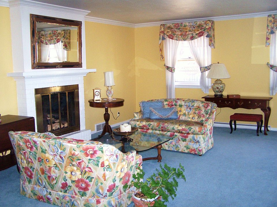 Living Room with gas fireplace