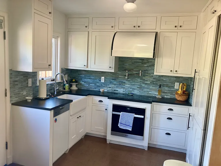 513 Bay St — Photo 2