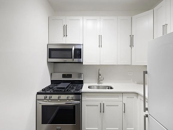 4th image of 3 Hanover Sq Unit A19