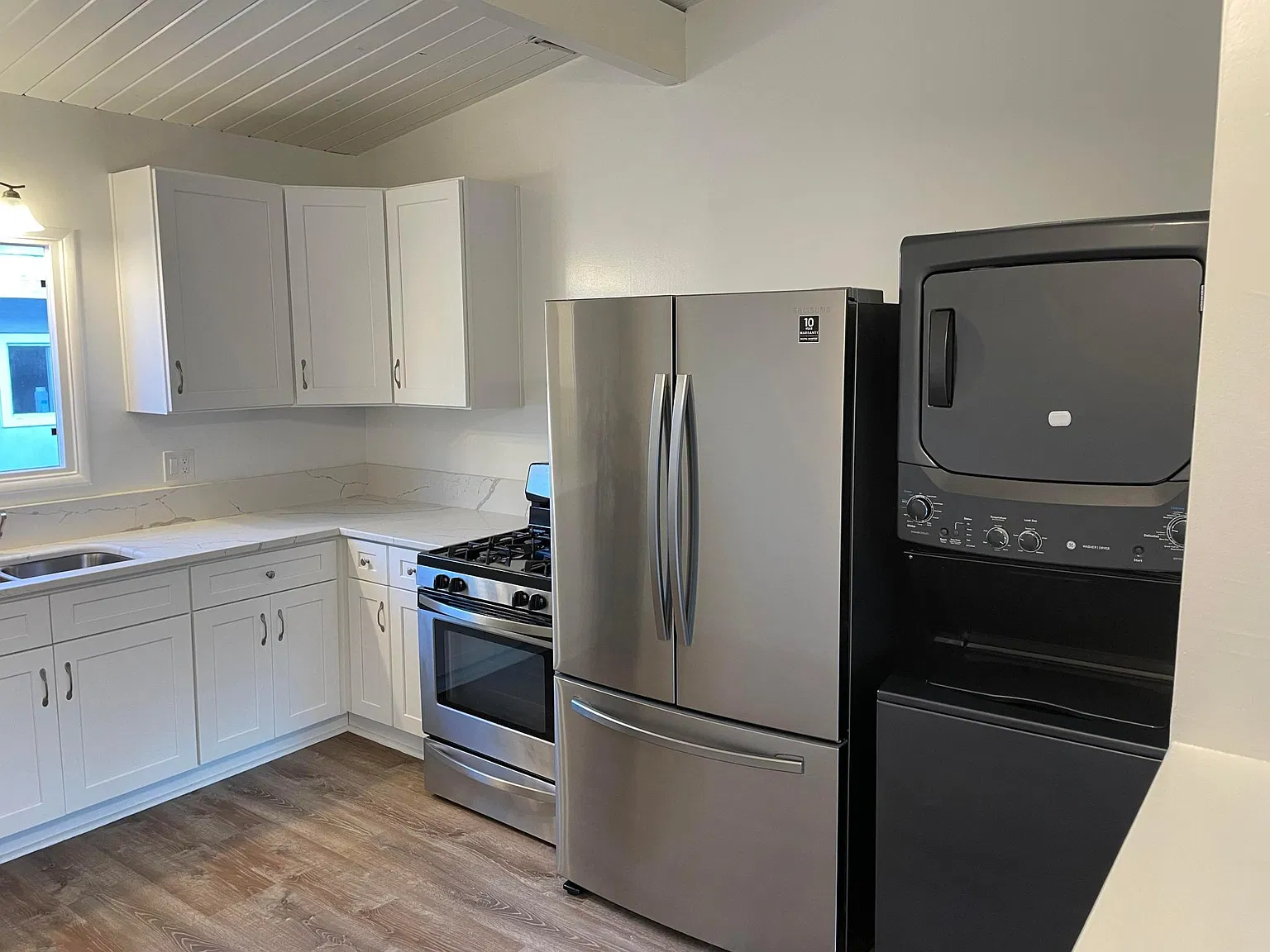 2 bed, 950 sqft, $2,750 — Photo 1