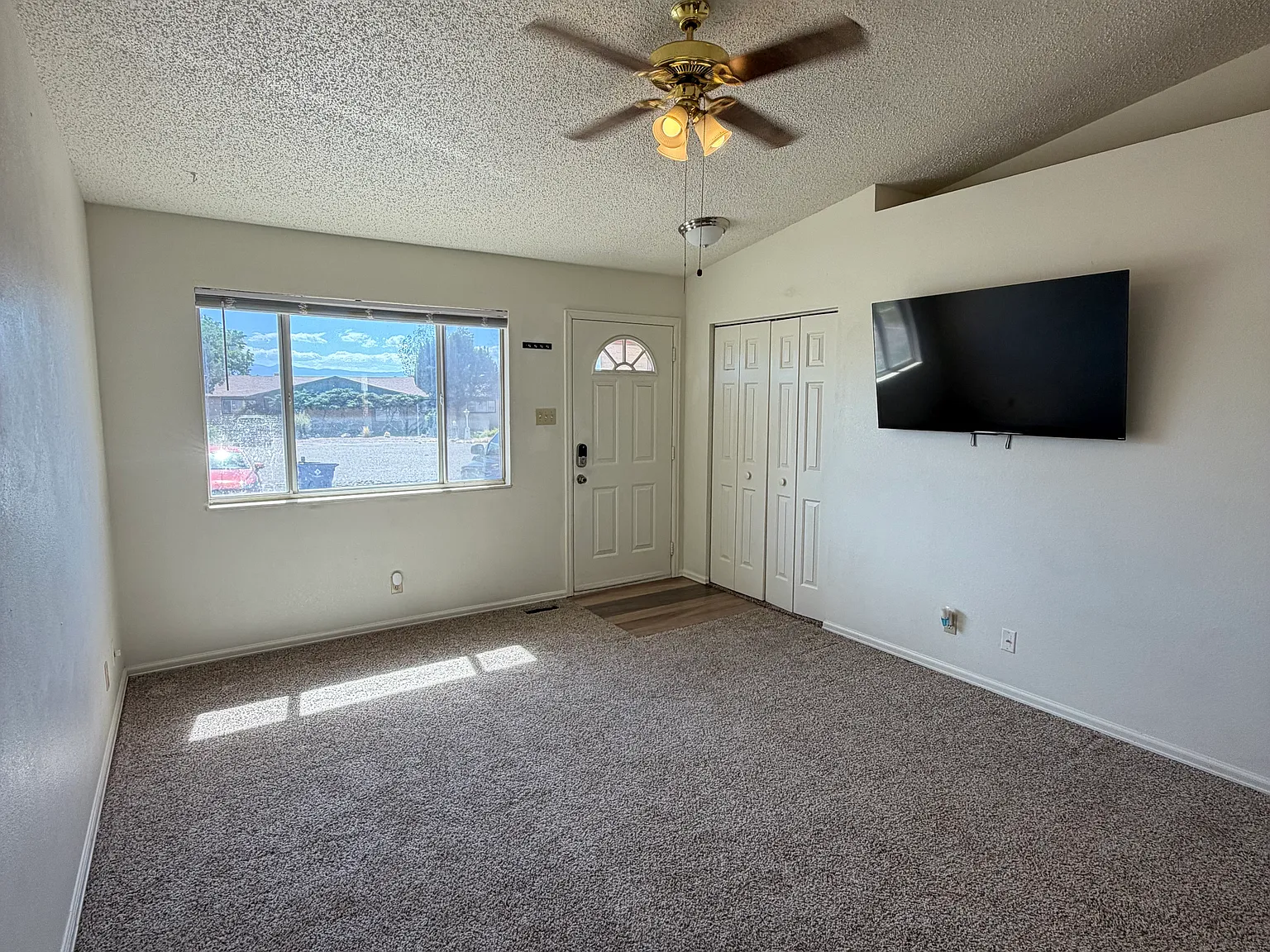 2 bed, 950 sqft, $1,750 — Photo 2