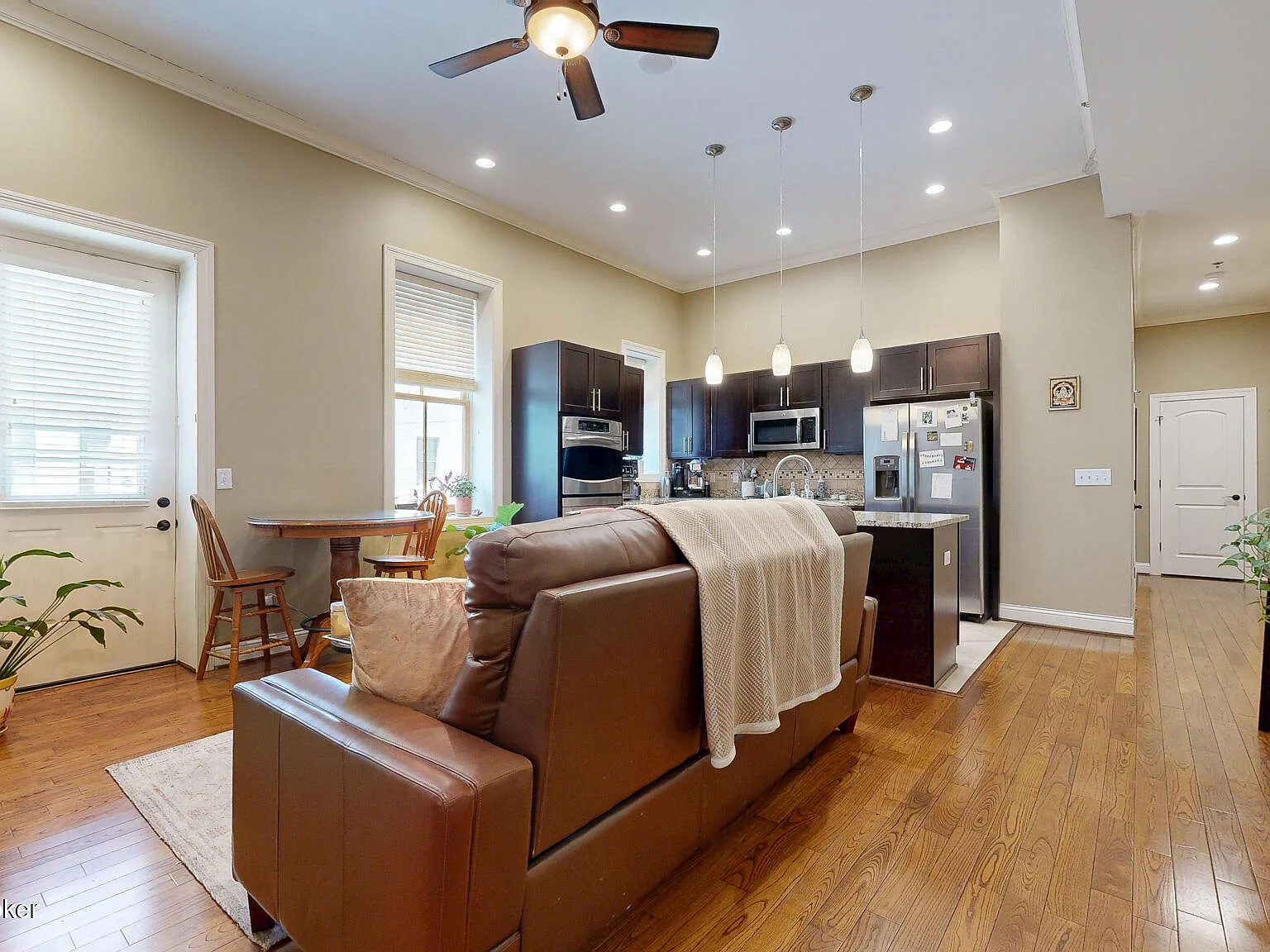 2 bed, 2.0 bath, 1176 sqft, $2,100 — Photo 2