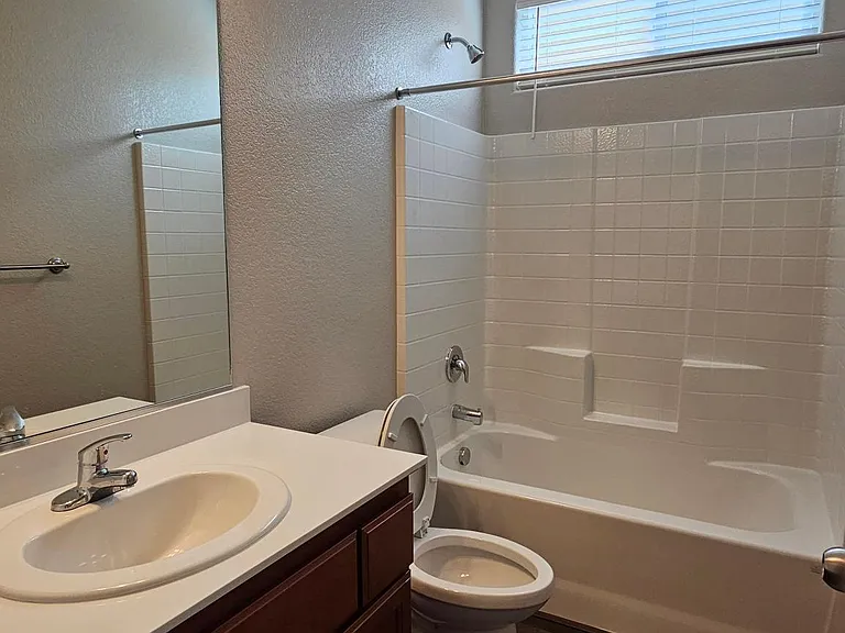 825 Kelsey Ct — Photo 12