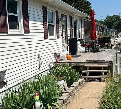 2nd image of 1529 Zimmer St