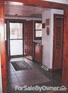 Foyer : Tiled floor