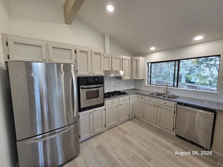 18654 NE 55th Way — Photo 9