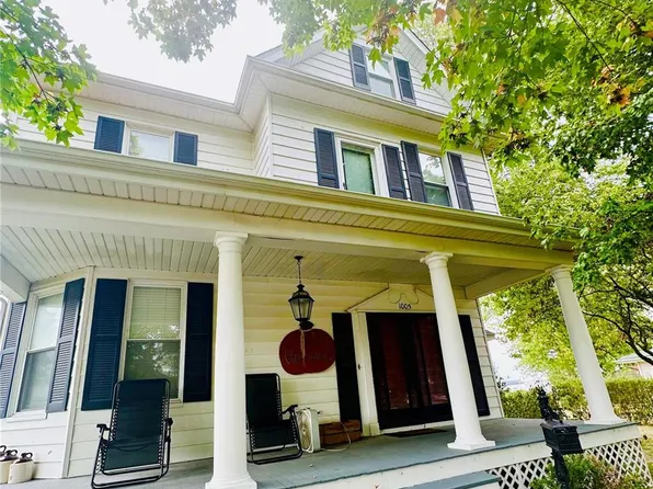 1005 E Market St, Red Bud, IL 62278