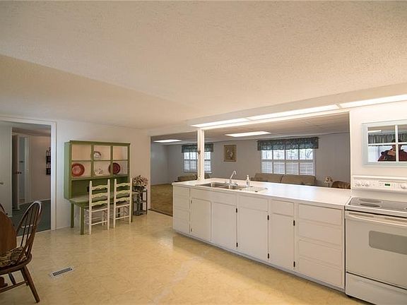 4th image of 221 Temple Cir N