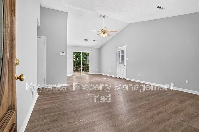 2 bed, 2.0 bath, 1040 sqft, $1,295 — Photo 3