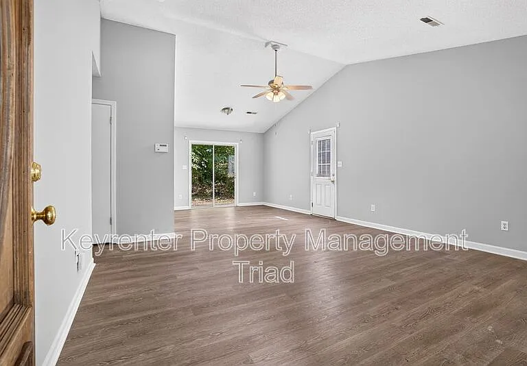 151 Laura Ave — Photo 3