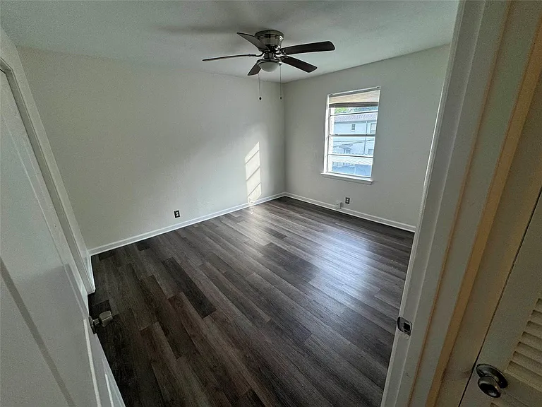 4945 N Hall St — Photo 10