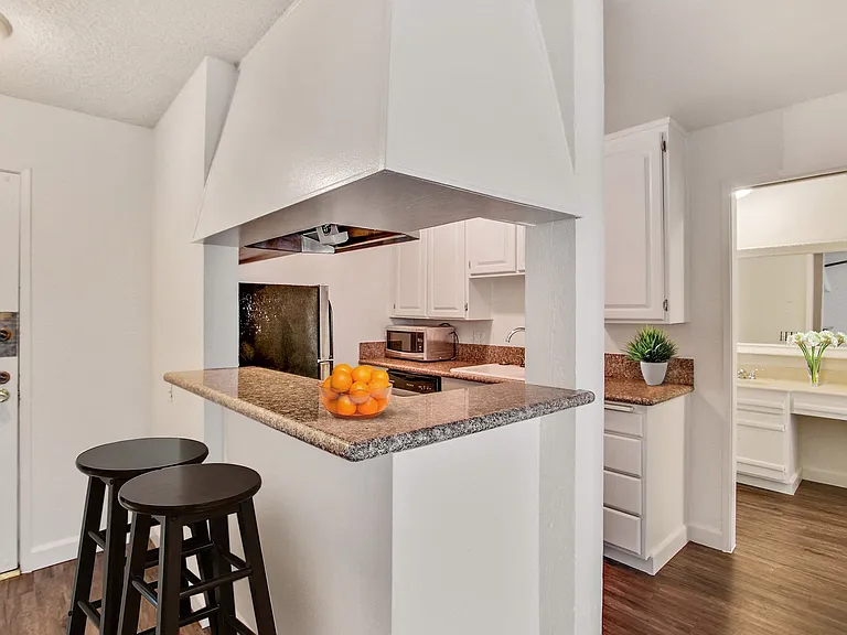 Woodcliff Apartments — Photo 28