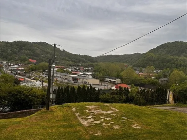 11 3rd Ave, Chapmanville, WV 25508
