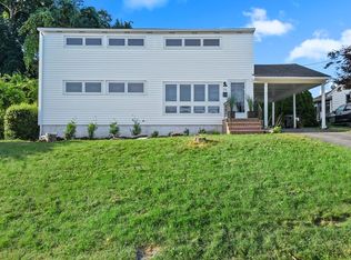 79 Ravenswood Rd, Waltham, MA 02453