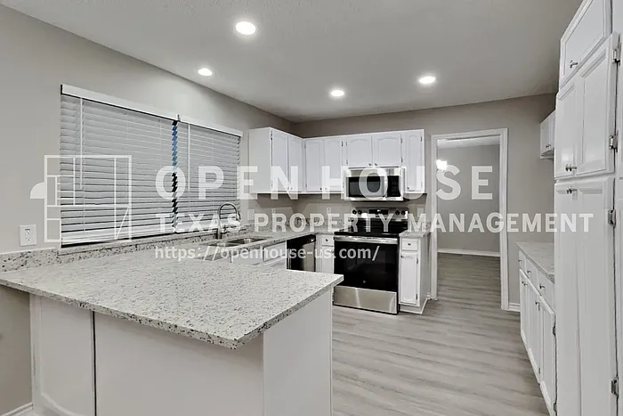 305 Hillside Ct — Photo 5