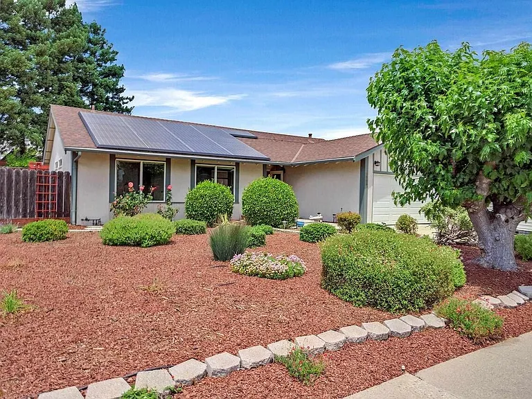 2883 Westchester Dr — Photo 2