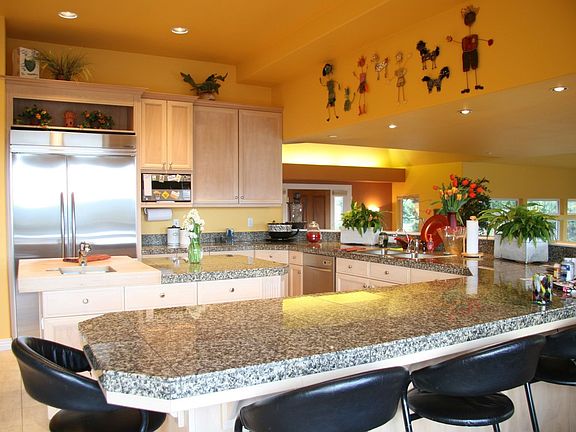 Huge comfortable kitchen
