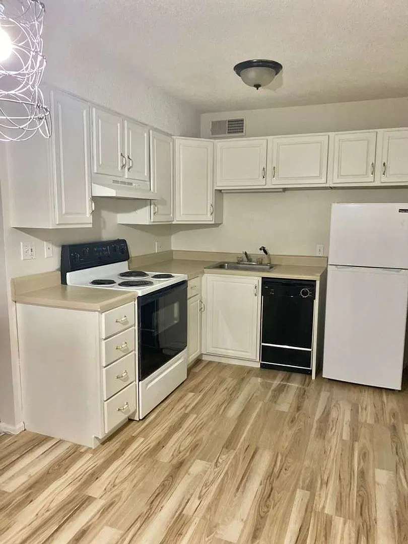 2811 Pembroke Lane C25 — Photo 1