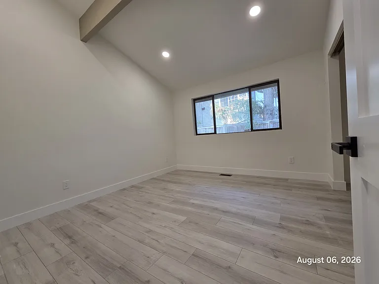 18654 NE 55th Way — Photo 5