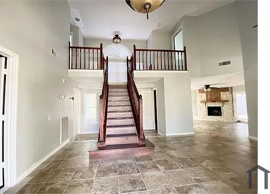 4 bed, 2325 sqft, $2,450 — Photo 2