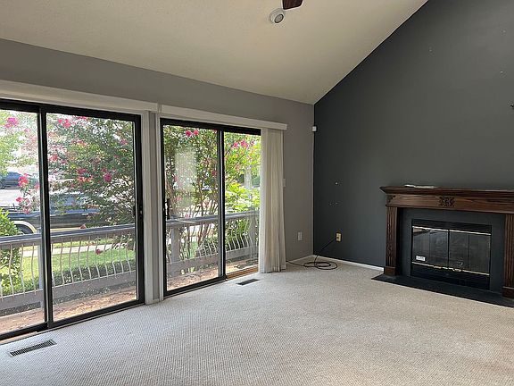 Living room-/ Fireplace
