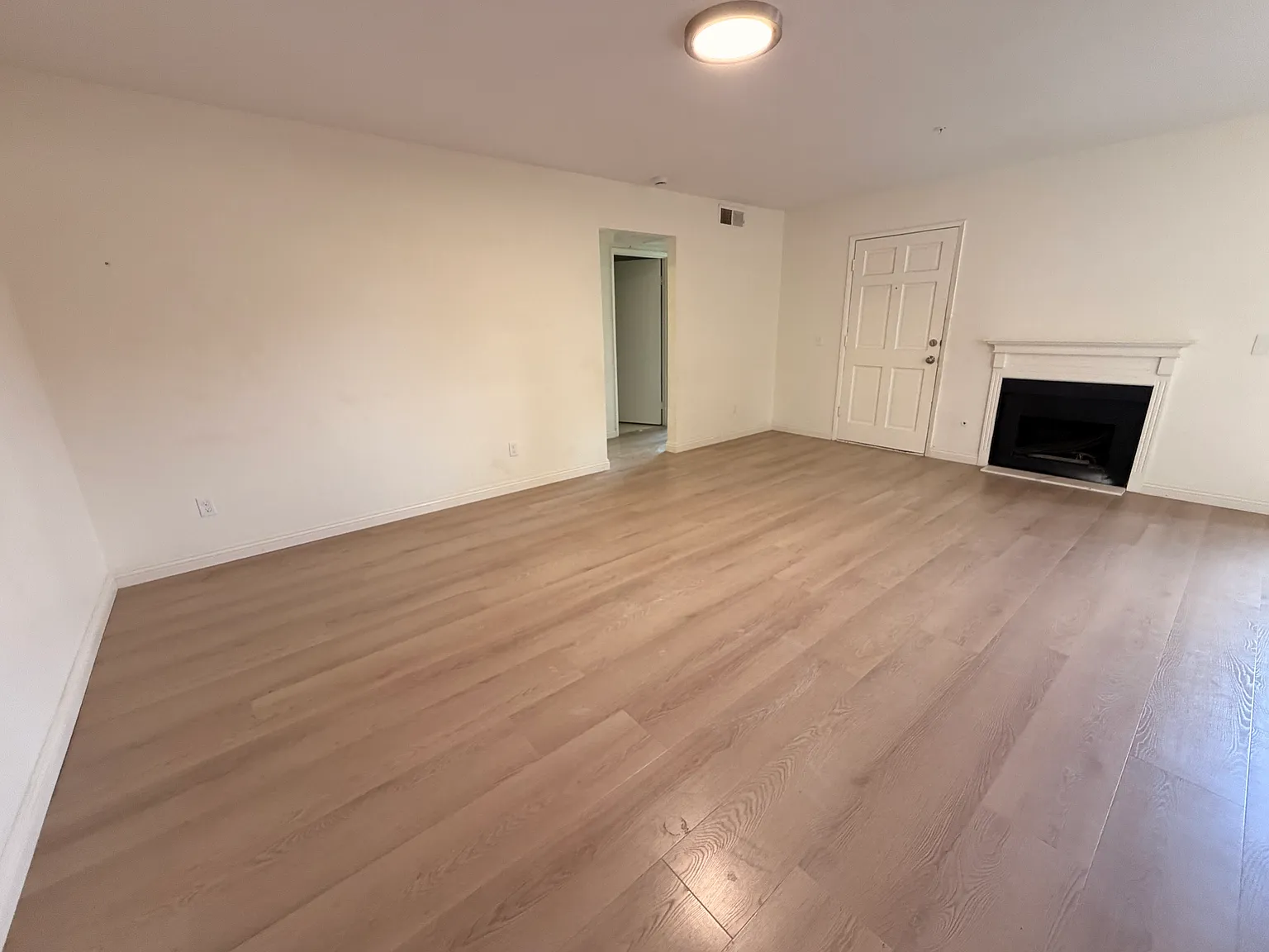 2 bed, 900 sqft, $2,900 — Photo 2