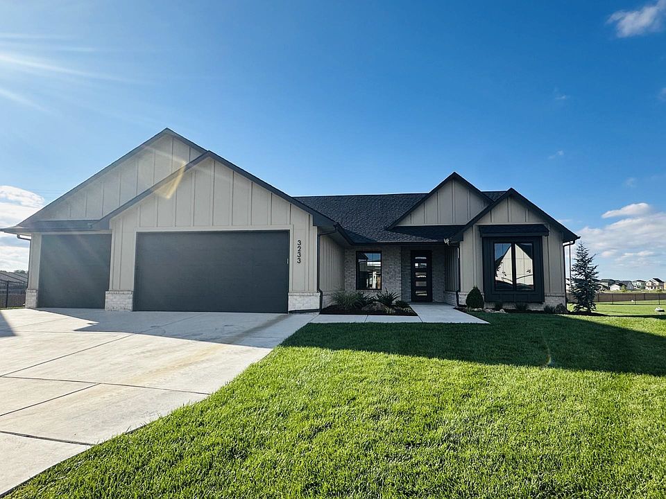 1st image of 3233 N Pine Grove Cir