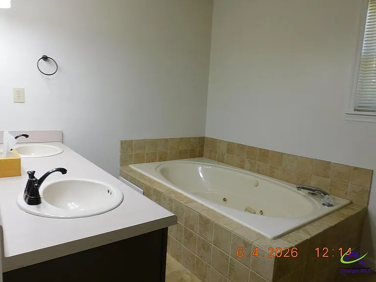 112 Charleston Ct — Photo 13