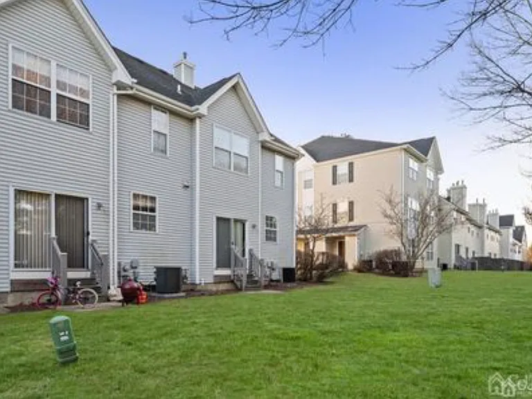 1211 Blossom Cir — Photo 32