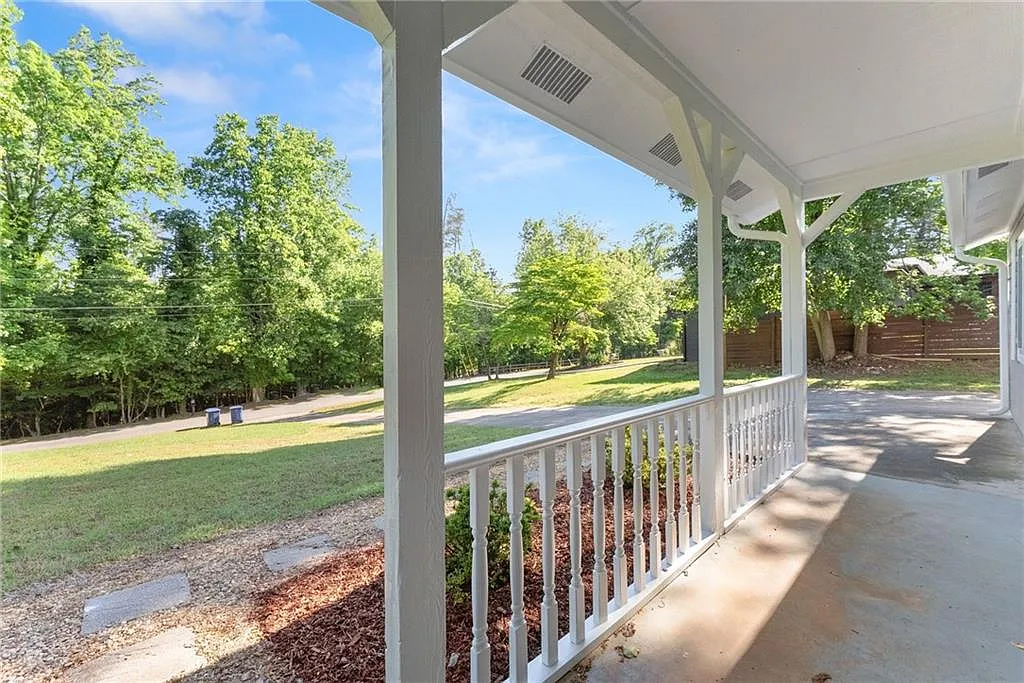 4 bed, 2.0 bath, 1593 sqft, $2,700 — Photo 2