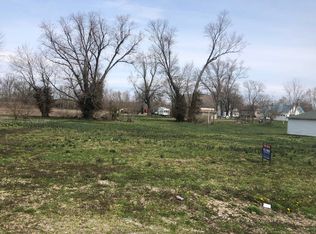 220 W Locust St, Sumner, IL 62466