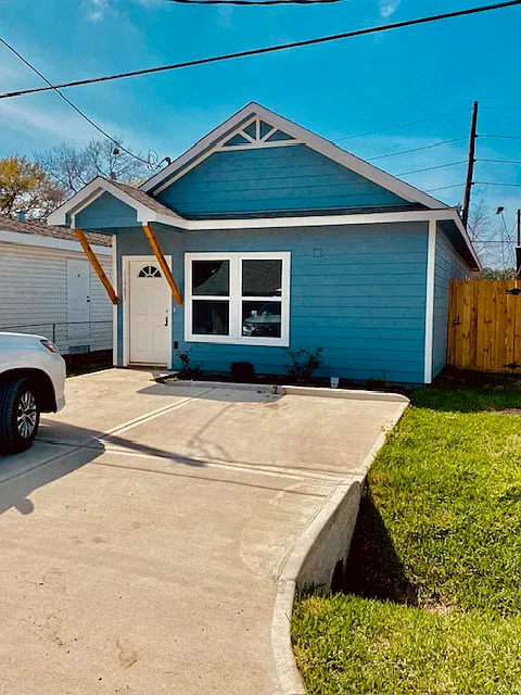 3 bed, 1200 sqft, $1,300 — Photo 2