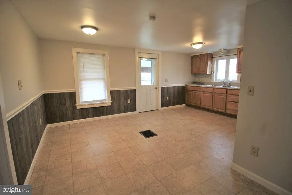 2 bed, 1.0 bath, 1260 sqft, $1,850 — Photo 2