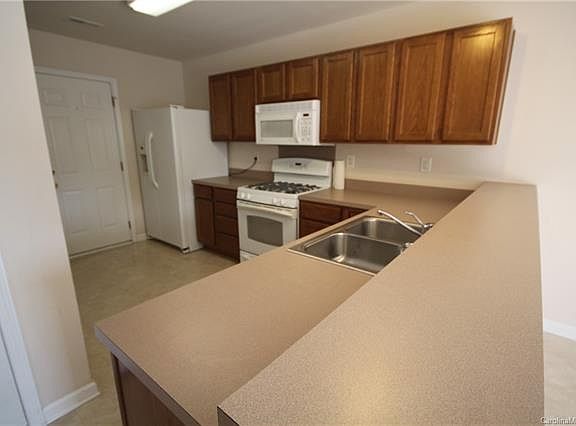 5th image of 221 Woodbridge Cir