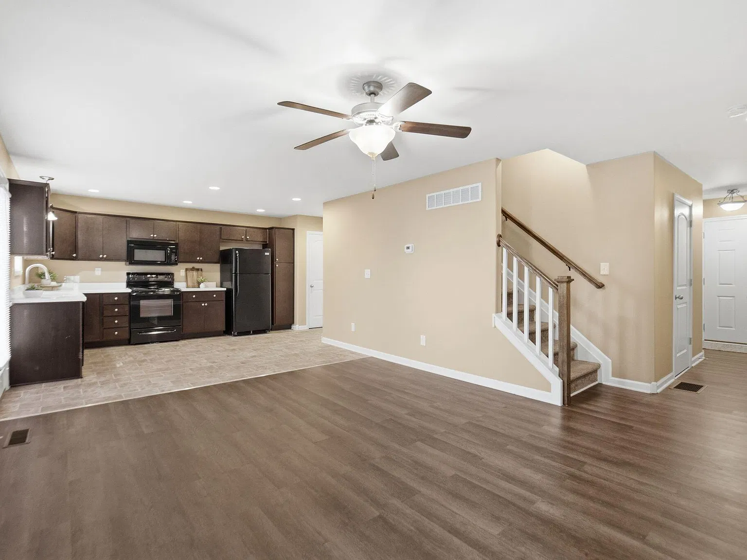 4 bed, 3.5 bath, 1946 sqft, $2,495 — Photo 4