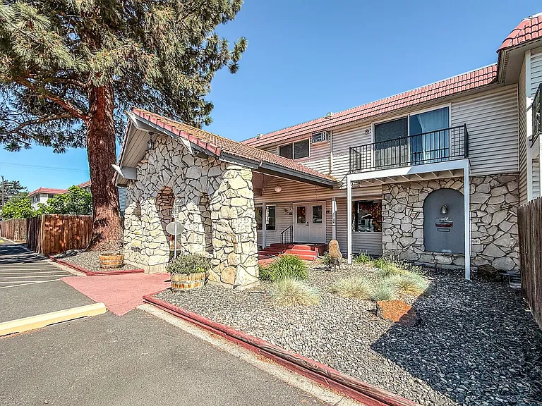 Casa Grande Apartments — Photo 2