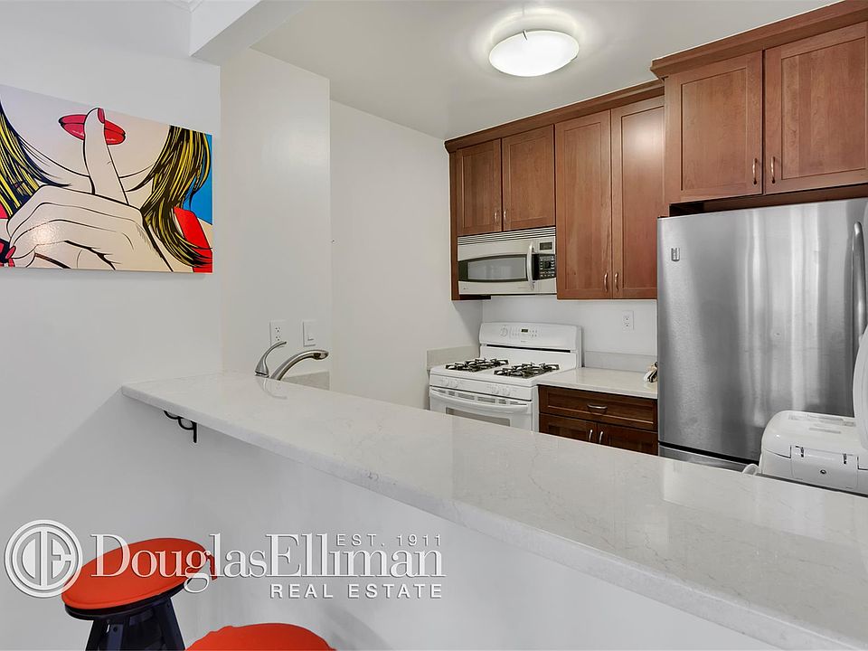 1st image of 1 Irving Pl APT P10c