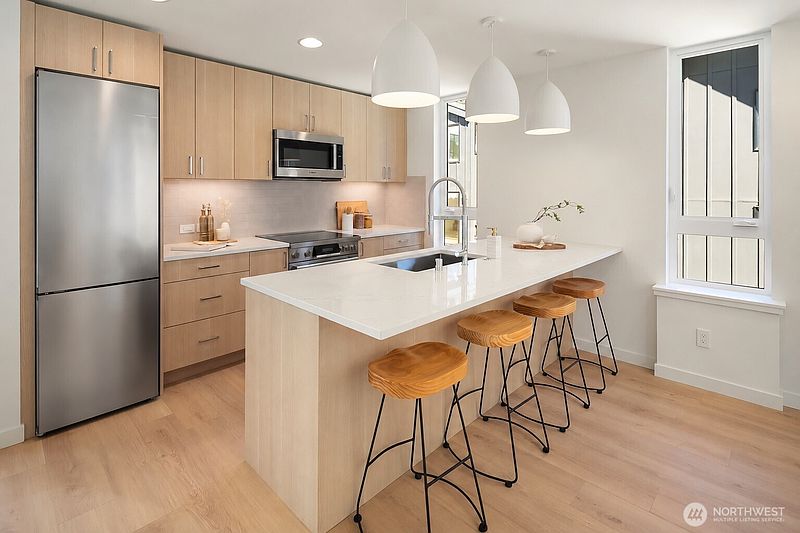4th image of 2532 B 30th Avenue W