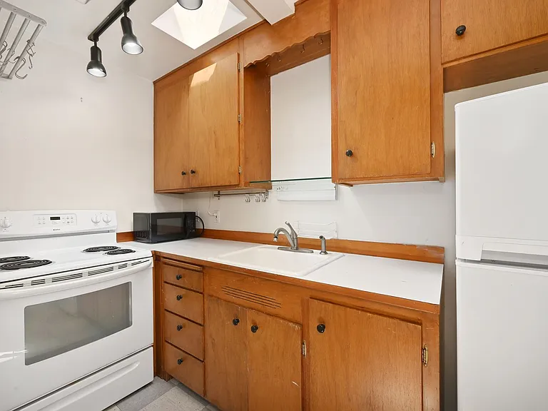 The Diane Apartments — Photo 15