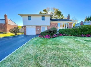 11 Saturn Ct, Syosset, NY 11791