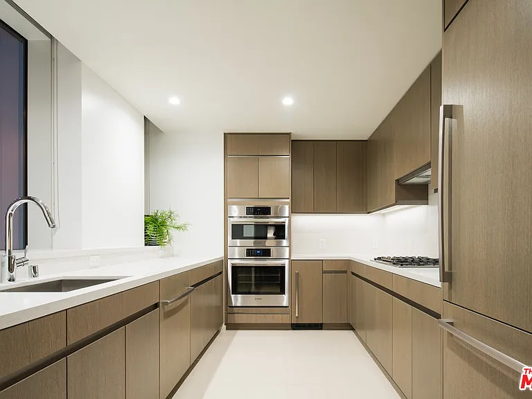 889 Francisco St — Photo 13