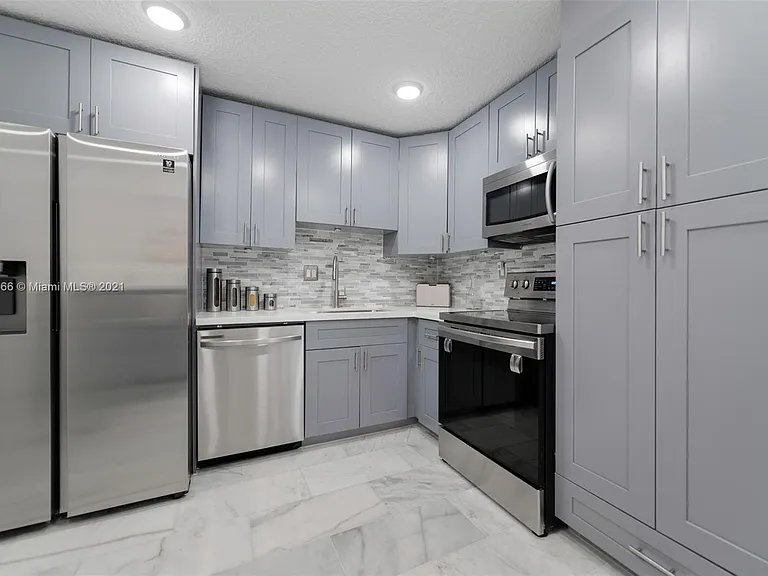 3161 S Ocean Dr — Photo 4